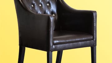 Harald Glööckler Möbeldesign: Sessel in schwarz mit glitzernden Polsterknöpfen.