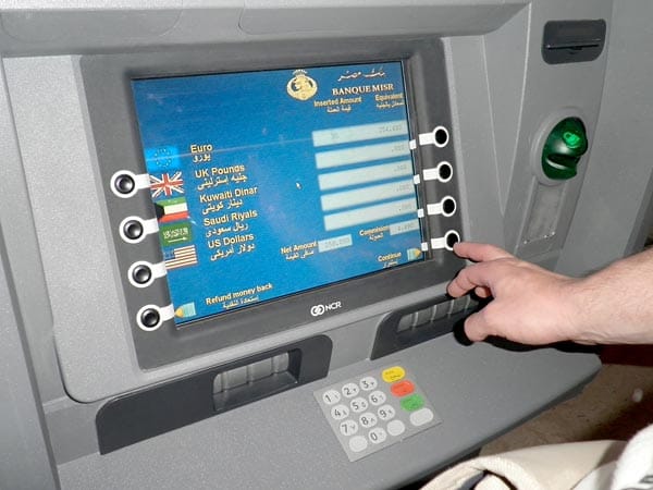 Und der Klassiker: An Bankautomat oder Eingangskontrolle zur Bank werden Aufsätze am Kartenschlitz montiert. Sie lesen und kopieren die Daten der Karte.