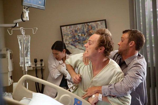 Als der Patient Bill (David Anders, Mi.) ausrastet und auf Dr. Adams (Odette Annable) losgeht, versucht Dr. Chase (Jesse Spencer) den Mann unter Kontrolle zu bringen.