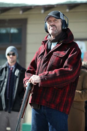 Dr. Robert Chase (Jesse Spencer, hi.) schaut interessiert zu, wie sich House (Hugh Laurie) beim Tontaubenschießen schlägt.