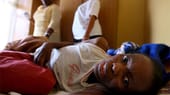 Das HI-Virus wird durch Körperflüssigkeiten übertragen, vor allem durch ungeschützten Geschlechtsverkehr. Besonders schlimm betroffen ist das südliche Afrika. Allein dort leben über 22 Millionen Menschen mit HIV/ Aids.