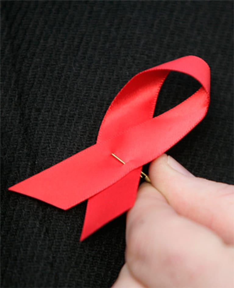 Häufig wird im allgemeinen Sprachgebrauch HIV mit Aids gleichgesetzt. Der Unterschied ist jedoch, dass HIV nur das Virus bezeichnet. Erst, wenn das HI-Virus das Immunsystem stark geschädigt hat und deshalb Folge-Erkrankungen auftreten, ist von Aids die Rede. Eine genaue Vorhersage, wie lange es von der Infektion mit HIV bis zum Ausbruch von Aids dauert, lässt sich nicht machen.