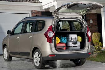 Der Dacia Lodgy fasst 600 Kilogramm. Mit fünf Personen mit jeweils 75 Kilogramm bleiben noch 225 Kilogramm für jede Menge Gepäck.