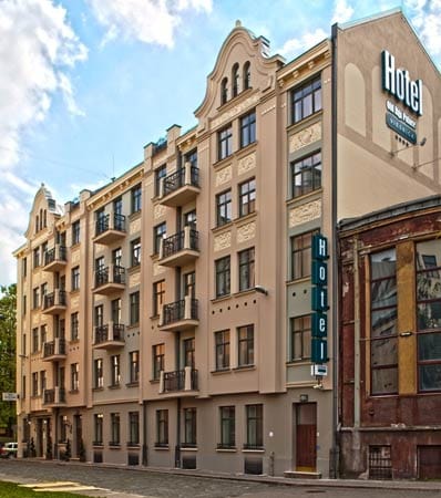 Mitten in der Altstadt von Riga findet sich das Hotel Old Riga Palace. Von hier ist es nicht weit zu urigen Bars und edlen Discotheken. Die Nacht ist hier von 26 Euro an buchbar.