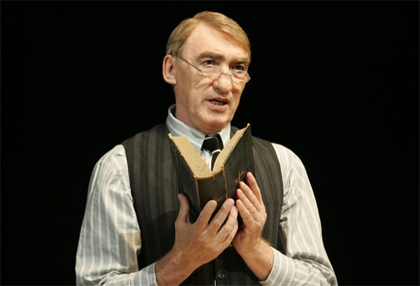 Gottfried John im Jahr 2006 als Peachum in Bertolt Brechts "Dreigroschenoper".