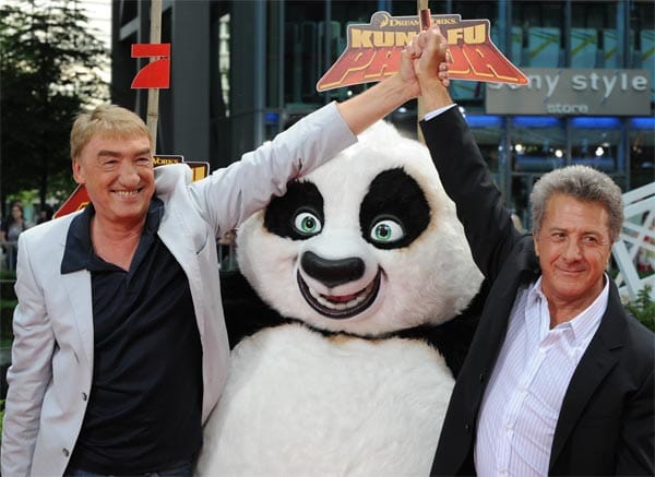 In dem Animationsfilm "Kung Fu Panda" lieh der Schauspieler einem der tierischen Kung-Fu-Meister seine Stimme. Hier posiert er zusammen mit Hollywoodstar Dustin Hoffman bei der Filmpremiere.