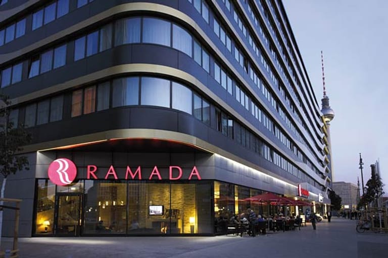 Das Ramada Hotel Berlin-Alexanderplatz ist als Vier-Sterne Haus nicht ganz günstig, aber toll gelegen. Eine Nacht ist von 49 Euro an buchbar.