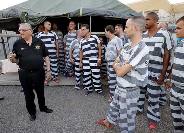 Arpaio geriert sich gerne als Law-and-Order-Mann. Im Ort wird er als "Amerikas härtester Sheriff" bezeichnet. Arpaio geriert sich gerne als Law-and-Order-Mann. Im Ort wird er als "Amerikas härtester Sheriff" bezeichnet.
