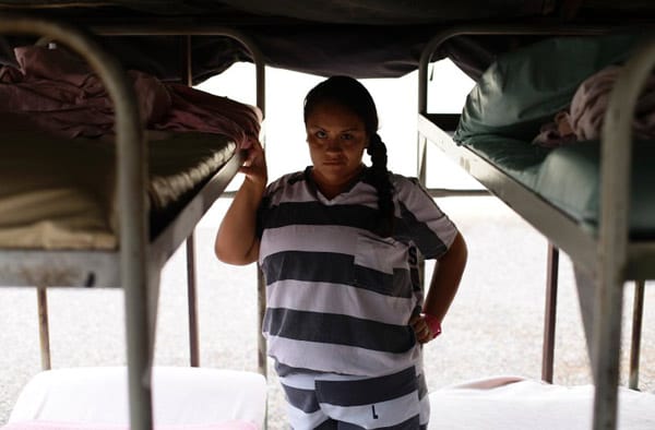 Seine Bilder dokumentieren den Alltag in der Haftanstalt - und sagen in ihrer Zurückhaltung und Schlichtheit mehr über das Leben in der "Tent City" aus als Arpaios stramme Rhetorik oder die Entgegnungen der Kritiker. Seine Bilder dokumentieren den Alltag in der Haftanstalt - und sagen in ihrer Zurückhaltung und Schlichtheit mehr über das Leben in der "Tent City" aus als Arpaios stramme Rhetorik oder die Entgegnungen der Kritiker.