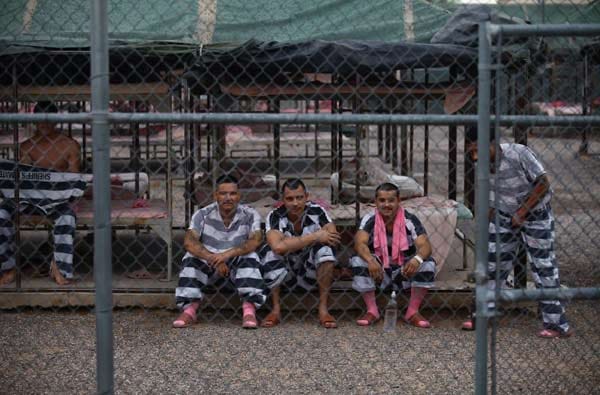 Häftlinge berichten, dass Gewalt untereinander an der Tagesordnung sei. 1996 gab es in der "Tent City" eine Revolte, an der mehrere hundert Insassen beteiligt waren. Häftlinge berichten, dass Gewalt untereinander an der Tagesordnung sei. 1996 gab es in der "Tent City" eine Revolte, an der mehrere hundert Insassen beteiligt waren.