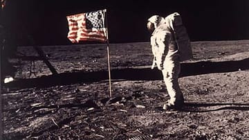 Der große Moment: In der Nacht vom 20. auf den 21. Juli 1969 betritt Neil Armstrong als erster Mensch den Mond. Sein Zitat "Das ist ein kleiner Schritt für den Menschen, aber ein riesiger Sprung für die Menschheit" geht in die Geschichtsbücher ein.
