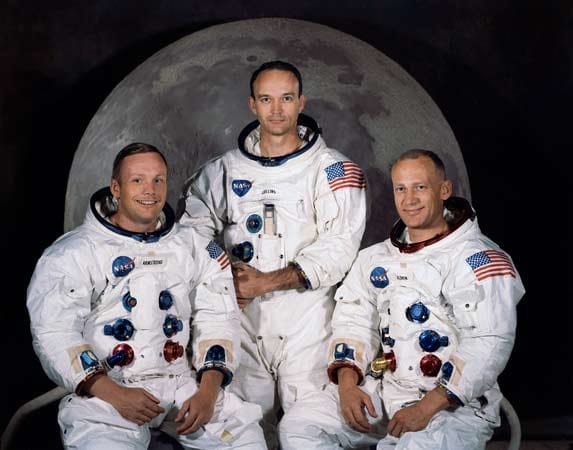 Die Crew der Apollo 11: Buzz Aldrin (rechts) begleitet Armstrong auf den Mond, während Michael Collins (Mitte) mit dem Mutterschiff "Columbia" um den Mond kreist.
