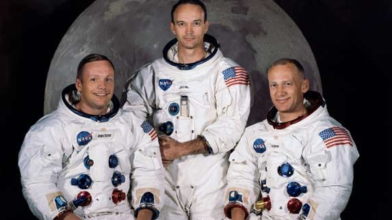 Die Crew der Apollo 11: Buzz Aldrin (rechts) begleitet Armstrong auf den Mond, während Michael Collins (Mitte) mit dem Mutterschiff "Columbia" um den Mond kreist.