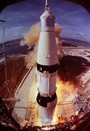 Am 16. Juli 1969 starten die drei Männer per Rakete Richtung Mond.