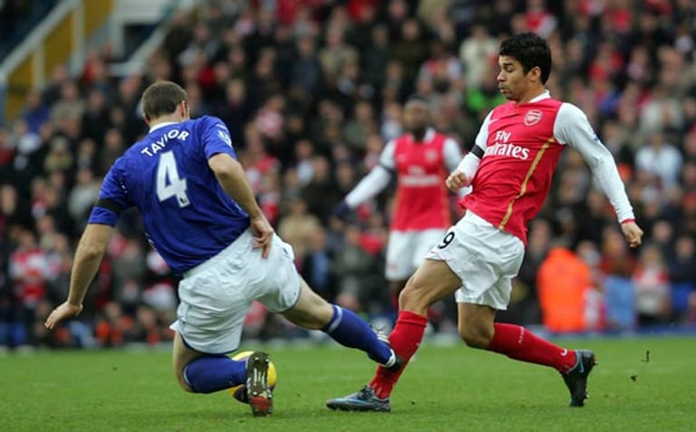 Arsenals Eduardo muss nach einem schweren Foul im Spiel gegen den FC Everton mit einem offenen Bruch des linken Knöchels aus dem Stadion getragen werden.