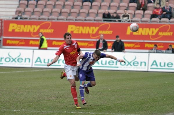 Im März 2011 bleibt Flamur Kastrati vom VfL Osnabrück nach einem Zweikampf mit Markus Brzenska von Energie Cottbus zunächst bewusstlos am Boden liegen. Wenige Tage später ist er aber bereits wieder auf den Beinen.