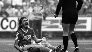 Am 14. August 1981 grätscht der Bremer Norbert Siegmann den Bielefelder Ewald Lienen um, verletzt den Arminen-Stürmer dabei schwer. Lienens rechter Oberschenkel klafft eine 25 Zentimeter lange Wunde, man kann bis auf den Knochen blicken.