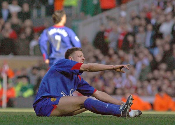 Im Februar 2005 muss Alan Smith von Manchester United im Spiel gegen Liverpool mit einem schweren Beinbruch ausgewechselt werden.