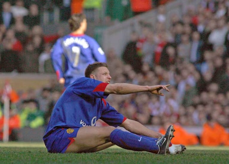 Im Februar 2005 muss Alan Smith von Manchester United im Spiel gegen Liverpool mit einem schweren Beinbruch ausgewechselt werden.