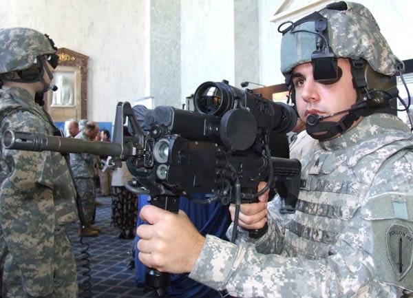 Doch selbst konventionelle Waffensysteme ändern sich: Ein Soldat mit dem "Land Warrior"-System. Ein Mini-Bildschirm am Helm ist das Herzstück des Kampfsystems, das herkömmliche Waffentechnik und Computer-Komponenten vereint.