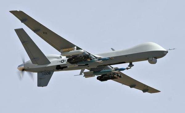 Ob Luftaufklärung oder Waffenträger: Längst sind Drohnen, wie diese amerikanische "Reaper" mit vier "Hellfire"-Raketen und zwei GBU-12-Bomben, selbstverständlicher Teil des Luftkriegs.