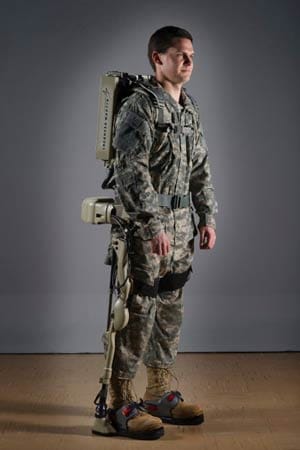 Selbst menschliche Fähigkeiten werden längst durch moderne Systeme enorm erweitert: Das "Hulc"-Exoskelett etwa vom Rüstungskonzern Lockheed Martin erlaubt es Soldaten, schneller und weiter zu laufen...