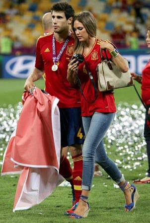 Nach langem hin und her ist es nun endlich amtlich: Der spanische Nationalspieler Javi Martinez (hier im Bild mit Freundin Maria nach dem Gewinn der Europameisterschaft) wechselt von Bilbao zu Rekordmeister Bayern München.