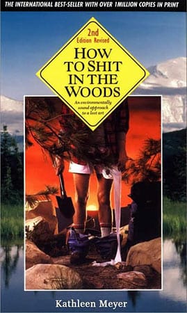 Über eine Million Mal verkaufte sich der Bestseller "How To Shit in the Woods" ("Wie man in den Wald scheißt", 1989) bereits. Dabei handelt es sich um ein ernsthaftes umweltpolitisches Manifest, oder in den Worten der Autorin Kathleen Meyer um "einen umweltverträglichen Zugang zu einer verlorenen Kunst". Die Kapitel tragen dabei so wohlklingende Namen wie "Anatomie eines Kackhaufens", "Die Misere des einsamen Kackpackers" oder "Definition von Scheiße".