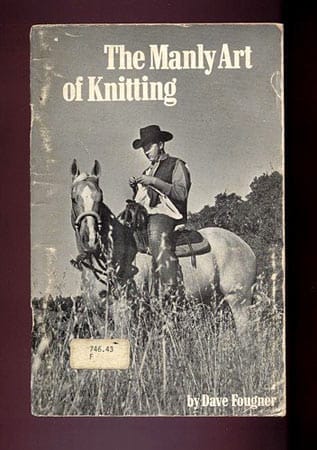Stricken ist nur was für Frauen? Von wegen! So lange man dabei mit Cowboy-Hut auf einem Pferd sitzt, ist es ungemein männlich. Das lehrt das Buch "The Manly Art of Knitting" ("Die männliche Kunst des Strickens") von Dave Fougner aus dem Jahr 1972. Doch nicht nur das Cover, auch das Stricken weiß Fougner manngerecht aufzupeppen: So empfiehlt er etwa, eine Hängematte aus Seil auf zwei Schaufelstielen als Nadeln zu stricken.