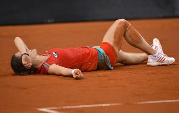 Nach drei Monaten Verletzungspause feiert Petkovic ihr Comeback beim WTA-Turnier in Stuttgart. Doch der nächste Rückschlag folgt prompt. Petkovic knickt im Achtelfinale um und zieht sich einen doppelten Bänderriss zu, der sie erneut lange außer Gefecht setzt und sie sogar die Teilnahme an den olympischen Spielen kostet.