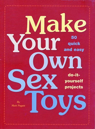 Etwas erfreulichere Bastelprojekte verspricht dieses Buch hier: "Make Your Own Sex Toys" ("Bastel deine eigenen Sexspielzeuge") von Matt Pagett aus dem Jahr 2007. Ob ein "Valentinstags-String", eine "Umschnall-Salami", eine "sinnliche Schuhschachtel" oder ein "gestrickter Schniedelwärmer": Bei diesen Sexspielzeugen ist mit Sicherheit für jeden etwas dabei.