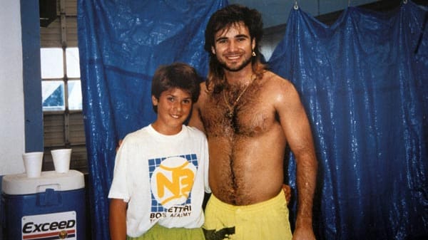 Tommy Haas' Tenniskarriere verlief zunächst nach Plan. Das Talent kam mit 13 Jahren an die Tennisakademie von Erfolgscoach Nick Bollettieri in Florida. Hier traf er auch auf Andre Agassi, für den er einige Zeit den Einspielpartner gab.