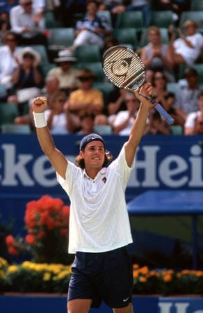 Nachdem im Folgejahr seine Karriere verletzungsbedingt ins Stocken geraten war, schaffte Haas bei bei den Australian Open im Januar 1999 endgültig den Durchbruch. Nach starken Leistungen erreichte er das Halbfinale, wo er allerdings in drei Sätzen gegen Jewgeni Kafelnikow verlor.