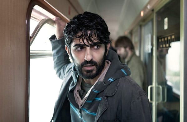 Zeitgleich im Zug von Frankfurt nach Köln: Der afghanische Drogenkurier Milad Rahimi (Reza Brojerdi) ist als Bodypacker mit einem Bauch voller Heroinpäckchen aus Kabul eingereist. Doch er ist bereits dem Tod geweiht. Ein Päckchen hat sich in seinem Magen geöffnet.