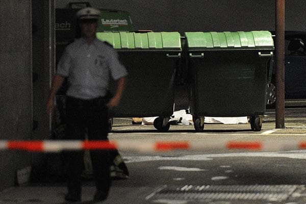 Noch kurz vor der Explosion alarmiert der 17-Jährige die Polizei: Jemand versuche seine Wohnungstür einzutreten, schildert er. Dann kracht es. Der Mann schlägt im Hinterhof auf - und ist sofort tot. Noch kurz vor der Explosion alarmiert der 17-Jährige die Polizei: Jemand versuche seine Wohnungstür einzutreten, schildert er. Dann kracht es. Der Mann schlägt im Hinterhof auf - und ist sofort tot.