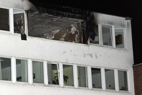 Die Detonation ist so stark, dass der junge Mann samt Fenster aus seiner Wohnung im vierten Stock geschleudert wird. Die Detonation ist so stark, dass der junge Mann samt Fenster aus seiner Wohnung im vierten Stock geschleudert wird.