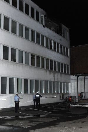 Das Tatmotiv: Der Mann sei nicht mit der Beziehung seiner 14 Jahre alten Tochter mit dem Jugendlichen einverstanden gewesen. Der mutmaßliche Täter wird kurz nach dem Anschlag mit schweren Brandverletzungen aufgegriffen, kommt in ein Krankhaus. Das Tatmotiv: Der Mann sei nicht mit der Beziehung seiner 14 Jahre alten Tochter mit dem Jugendlichen einverstanden gewesen. Der mutmaßliche Täter wird kurz nach dem Anschlag mit schweren Brandverletzungen aufgegriffen, kommt in ein Krankhaus.