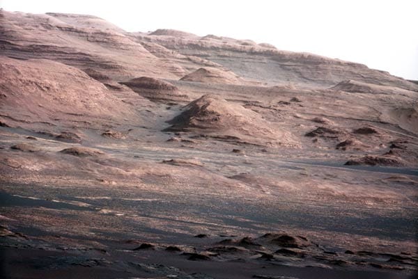 Pfannkuchenartige Schichten: Zu Füßen des Bergs Mount Sharp, der eigentlich Aeolis Mons heißt, machte der Rover "Curiosity" diese Aufnahme.