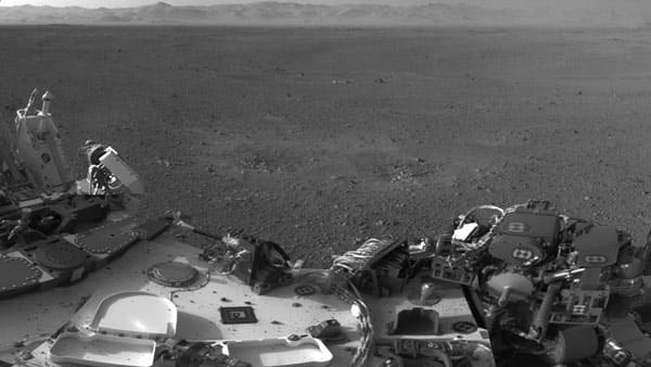 Mars-Panorama: Der Rundumblick des Mars-Autos in Schwarzweiß.