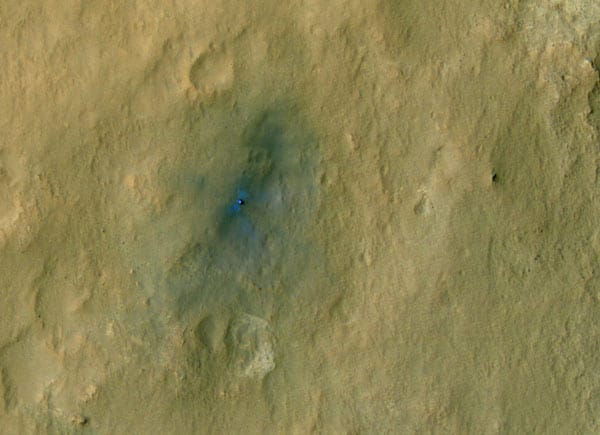 Mars-Rover von oben: Das Foto, geschossen vom Nasa-Satelliten "Mars Reconnaissance Orbiter", zeigt "Curiosity" im dunklen Bereich unten links zu erkennen. Der Rover ist künstlich eingefärbt. Auf dem hochauflösenden Foto seien sogar die Spuren der Landeraketen zu erkennen, die den Mars-Rover auf den letzten Metern des Landeanflugs gebremst hätten, teilt die Nasa mit.