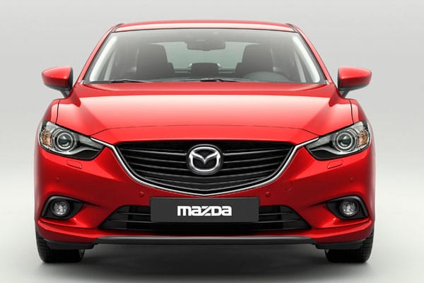 Ein gewaltiger Kühlergrill dominiert die Front des Mazda6.