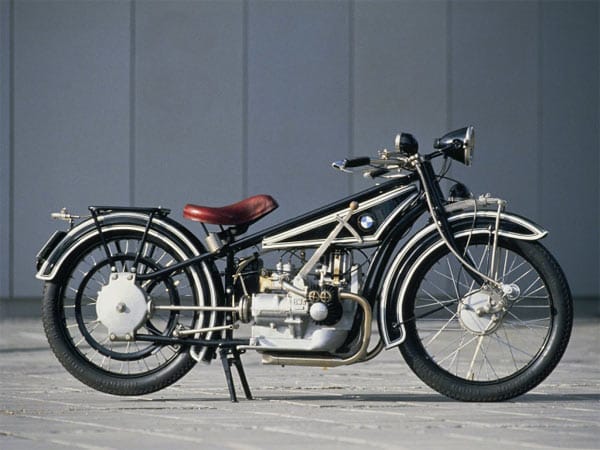 Den Einstieg in BMWs Motorrad-Fertigung begründet die 1922 von Max Fritz entwickelte und 1923 vorgestellte R32. Bevor BMW Motorräder entwickelte, fertigte das Unternehmen ab 1917 Flugzeugmotoren an.