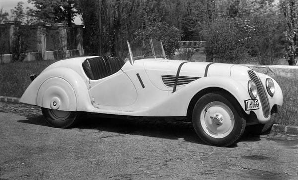 Der BMW 328, entwickelt und produziert ab 1936, begründete BMWs bis heute gehaltenen Ruf als Sportmarke. Der Wagen war einer der ersten selbst entwickelten und produzierten Autos und feierte zahlreiche Erfolge bei Sportwagenrennen.