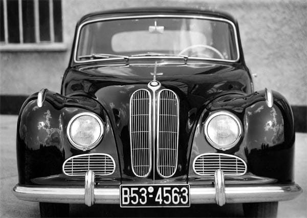 Der BMW 501 war das erste nach dem Krieg produzierte Modell und kam 1952 auf den Markt. Der Wagen, der wegen seiner geschwungenen Form liebevoll "Barockengel" genannt wurde, machte pro verkauftem Modell einen Verlust von 4000 DM.