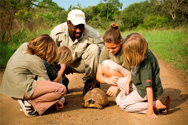 Ranger in Südafrika und ihre jungen Besucher.