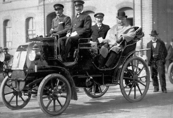 Der Daimler Phönix-Wagen wurde 1898 gebaut und hatte einen 2,1 Liter Vierzylindermotor mit acht PS. Die Höchstgeschwindigkeit betrug 24 km/h. Es war das erste Modell, das serienmäßig einen Vier-Zylindermotor hatte.