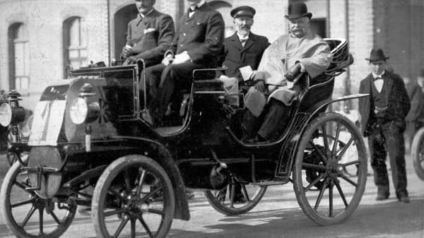 Der Daimler Phönix-Wagen wurde 1898 gebaut und hatte einen 2,1 Liter Vierzylindermotor mit acht PS. Die Höchstgeschwindigkeit betrug 24 km/h. Es war das erste Modell, das serienmäßig einen Vier-Zylindermotor hatte.