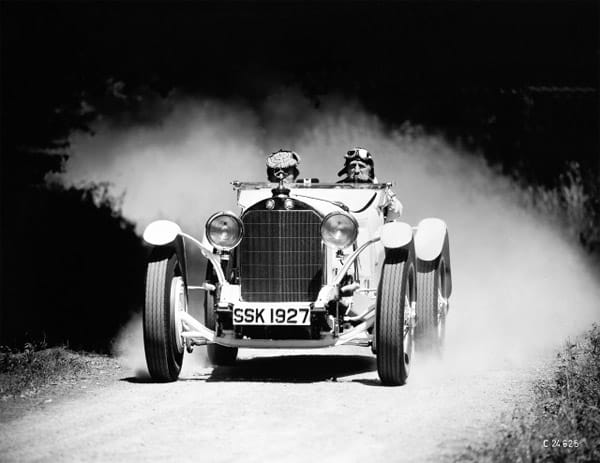 Der Mercedes-Benz SSK war Anfang der 1930er Jahre der erfolgreichste Sportwagen, im Motorsport feierten die Stuttgarter damit einen Triumph nach dem anderen. Die Bezeichnung setzte sich aus "SS"" für "Supersportwagen" und "K" für die verkürzte Bauweise zusammen.