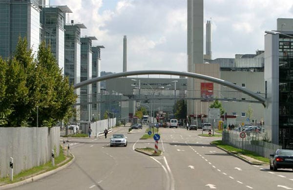 Das Daimler-Hauptwerk im Stuttgarter Stadtteil Sindelfingen ist schon eine eigene Stadt für sich. Auf einer Werksfläche von etwa drei Millionen m² finden etwa 26.100 Mitarbeiter eine Beschäftigung. Das Werk wurde 1915 gegründet und stellt 484.014 Teile her