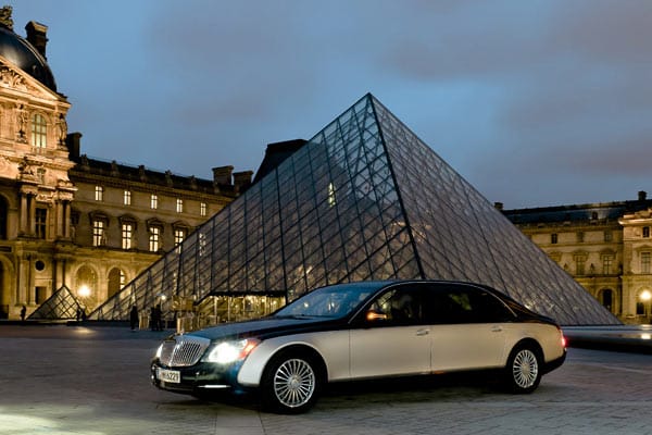 Ein Maybach vor dem Louvre in Paris. Die einstige Luxusmarke gehörte bis 2011 zum Daimler-Konzern, ehe Konzernchef Zetsche das Ende einräumen musste. Grund hierfür ist, dass der Marke keine Chance auf dem deutschen Markt mehr eingeräumt wird. Die Stuttgarter investierten das Geld, das man dadurch spart, stattdessen in das eigene Oberklassenfahrzeug, die S-Klasse.